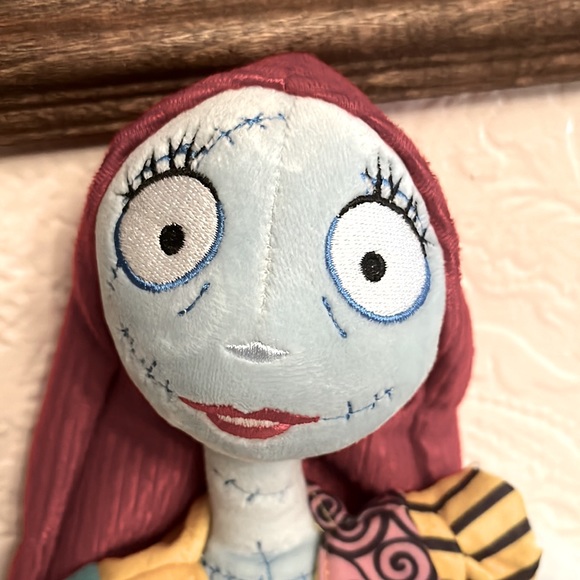 Quantum Mechanix - Nightmare Before Christmas - Sally Zippermouth Plush - Peluche 9'' Con Braccio E Gamba Magnetici